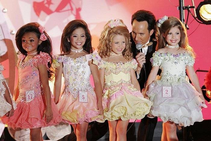 电影《阳光小美女》剧照，影片中7岁的女主角坚信自己有朝一日能当选美国小姐<br>