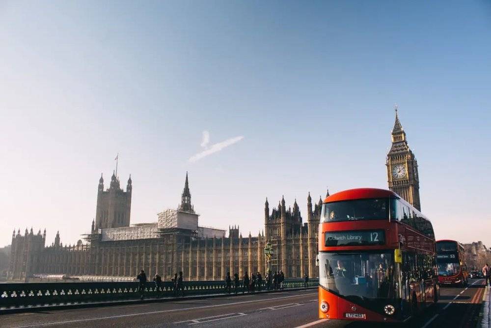 红色涂装的双层巴士在英国随处可见丨Unsplash<br label=图片备注 class=text-img-note>