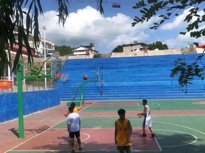 台盘村篮球场上打球的年轻人。  摄影：赵宇<br>