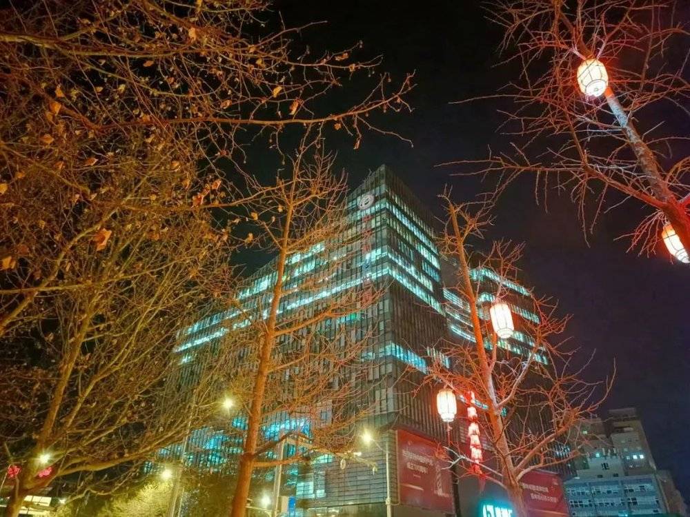2022年3月2日深夜，灯火通明的北京新中关E世界 图片：王亚亚 周文远