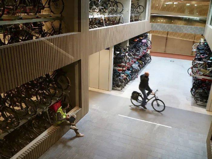 △乌得勒支中央车站，全球最大的自行车停车场 