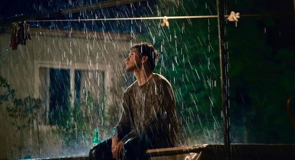 “雨是唯一连接天地的东西。”图/《我的解放日志》剧照