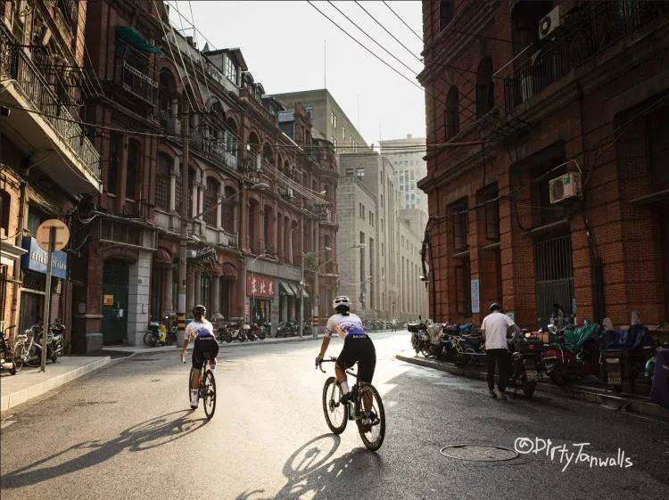 Elva在上海街头骑车。摄影@DirtyTanwalls<br>