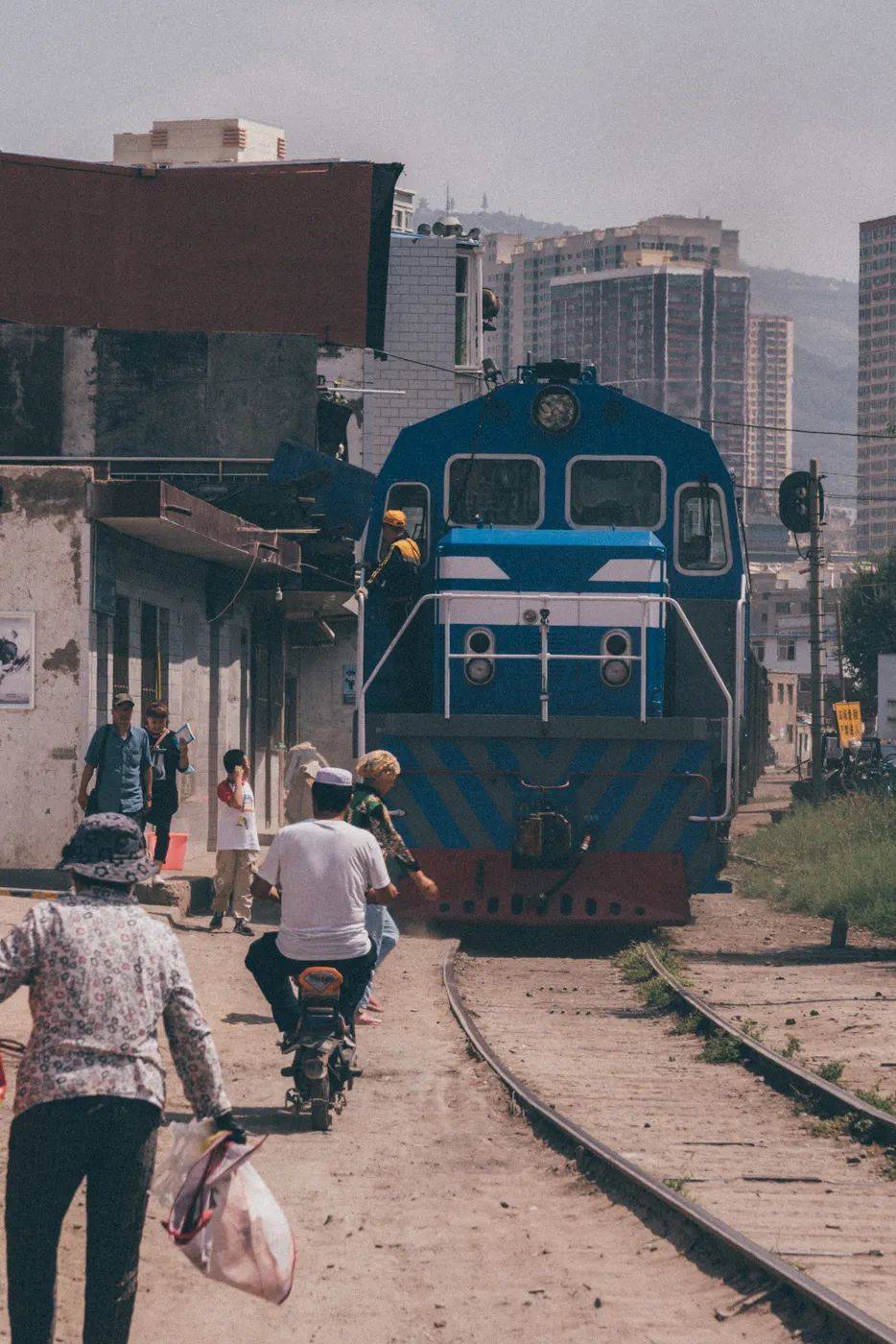 铁路加速城市发展，但也能带走人口。摄影/杨文杰