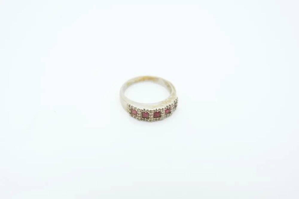 一个 1930 年代的红宝石银戒指<br>