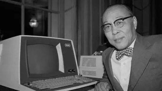 大家应该听说过这个王安，他是后来传奇IT公司王安电脑的创始人