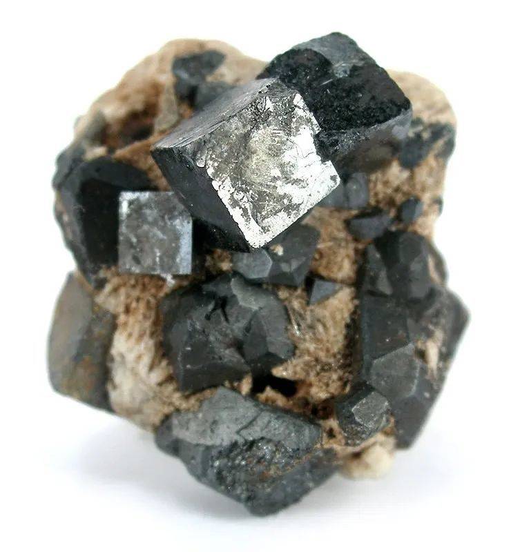 基质上的钙钛矿晶体。图片来源：Wikipedia<br label=图片备注 class=text-img-note>