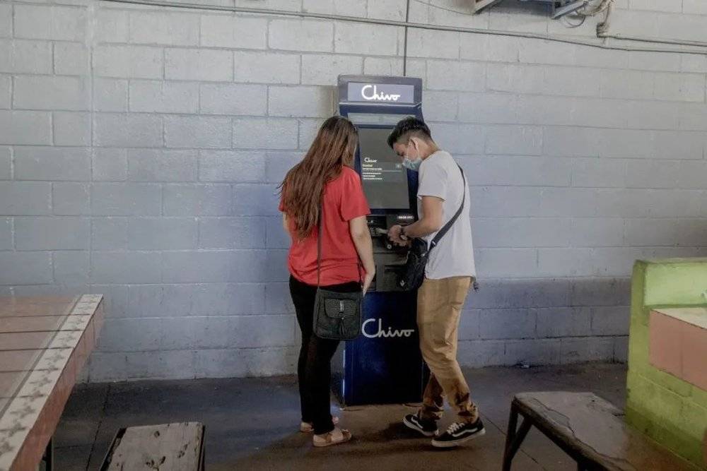 萨尔瓦多2.5亿美元的数字基础设施预算中，有一部分用于设置200台比特币ATM机。 图源：巴伦周刊