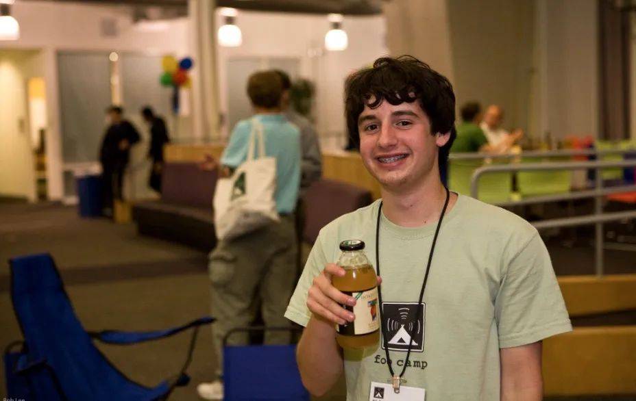 高中时期参加机器人比赛的Dylan Field，图片来自Wikimedia Commons<br>
