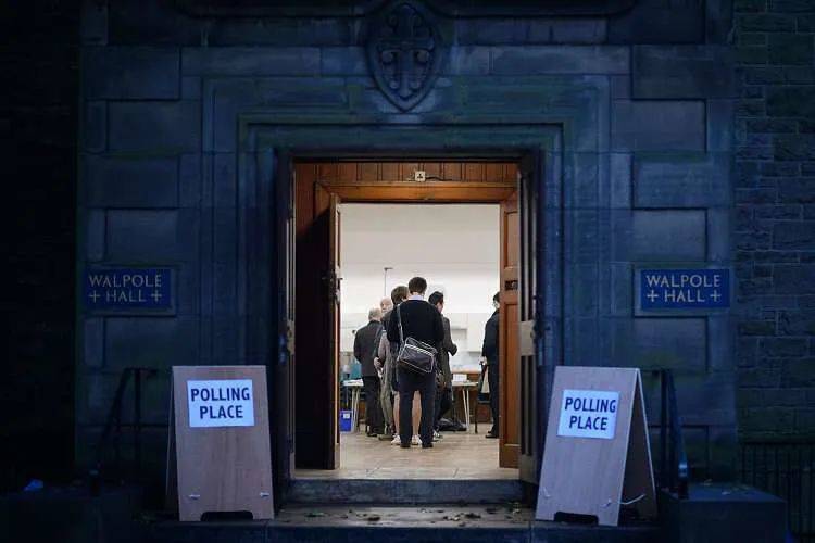 2014年9月18日，英国爱丁堡，苏格兰举行独立公投，选民在投票站投票。
