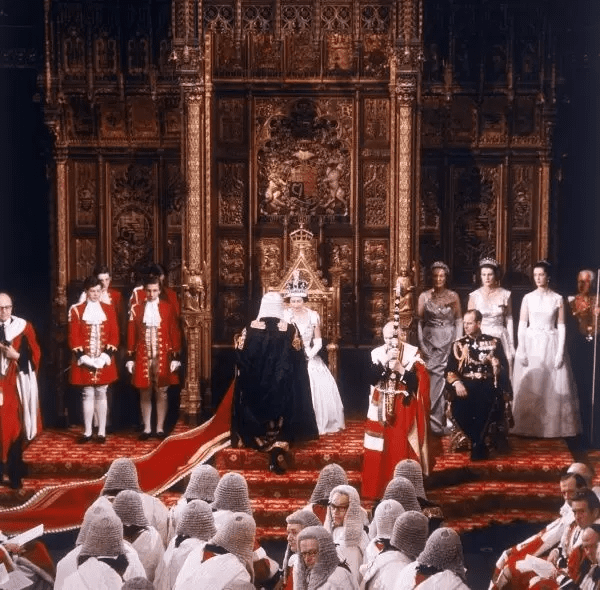 ● 1964年，伊丽莎白二世主持议会开幕式<br>