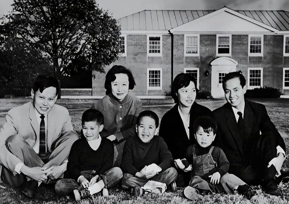 1957年10月，杨李两家人在普林斯顿高等研究院<br>