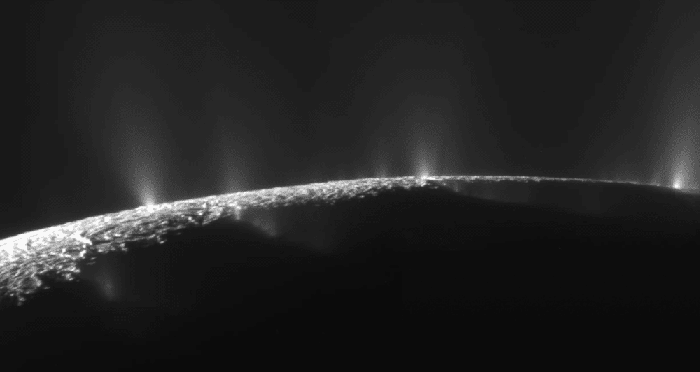 卡西尼号拍摄到的土卫二南极水汽喷柱。来源/NASA<br>
