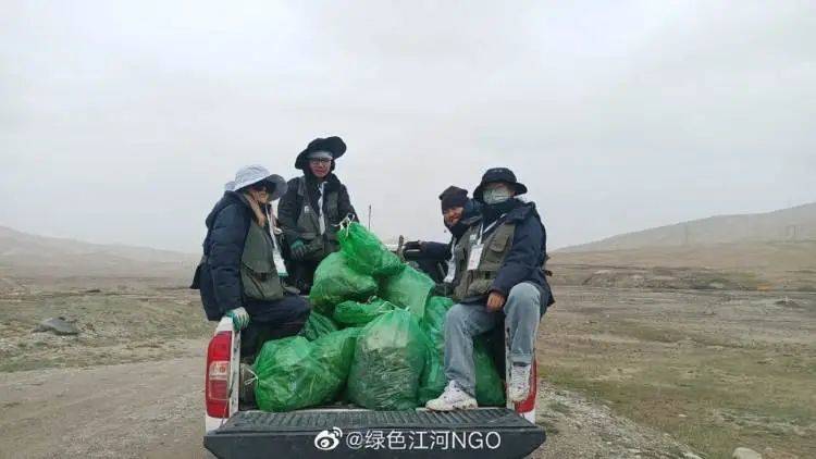 下山时请带走一袋垃圾。/@绿色江河NGO<br>