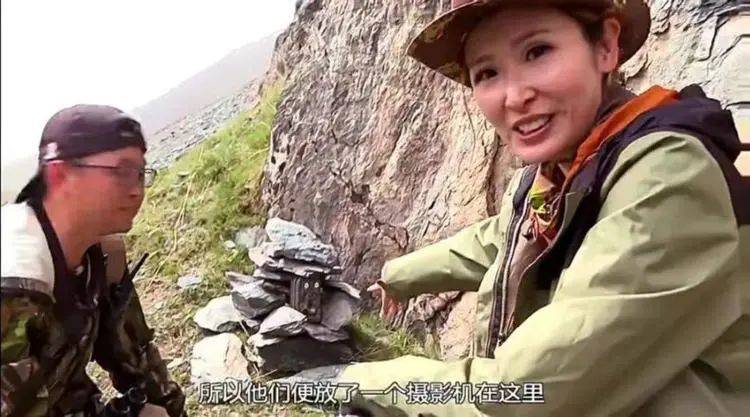 志愿者把摄像机放雪豹常去撒尿的崖边。/《无价之保》<br>