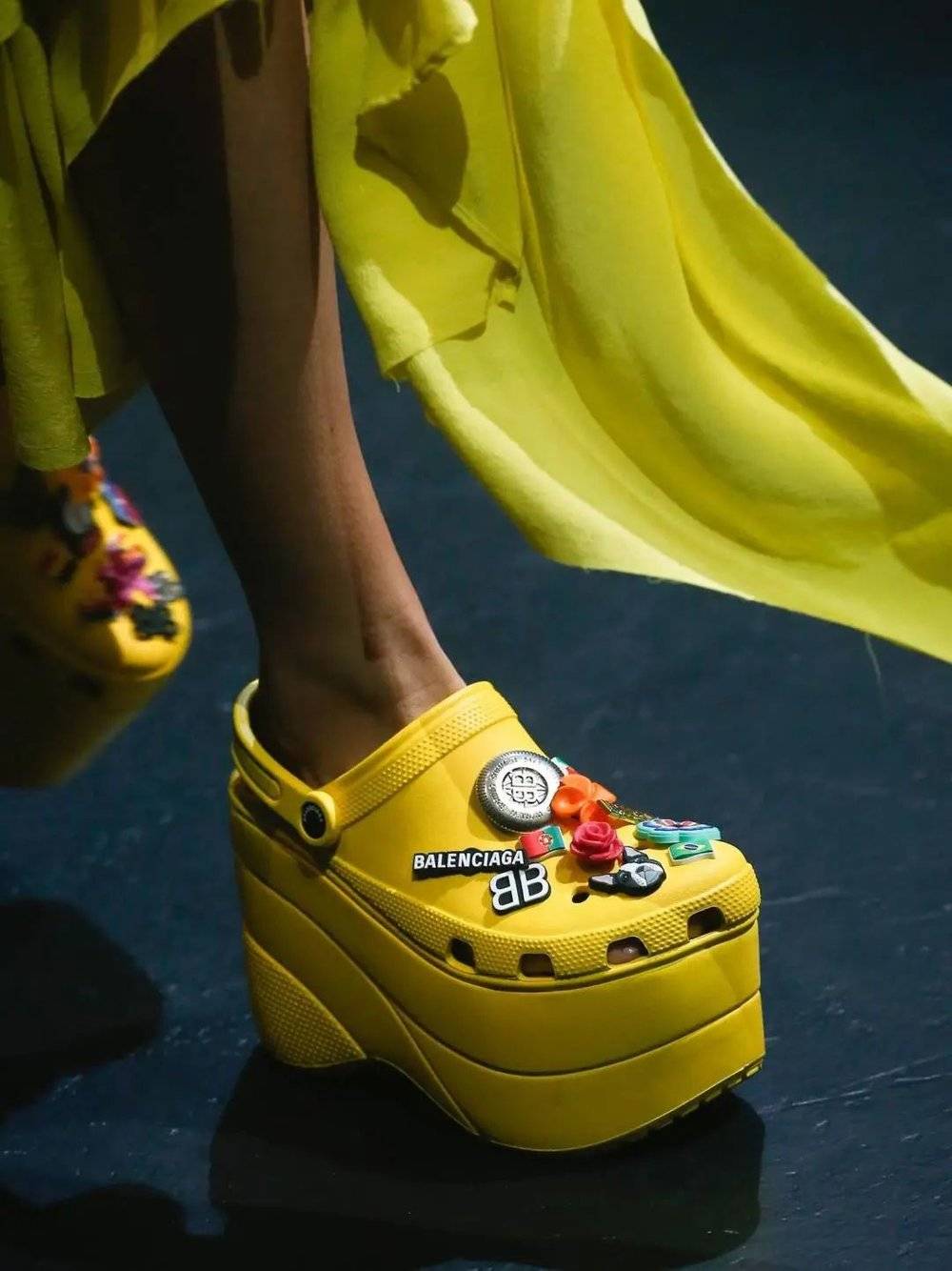 Balenciaga 在 2017 年时同“ 洞洞鞋” 鼻祖 Crocs 推出了联名。图片来源：Vogue<br>