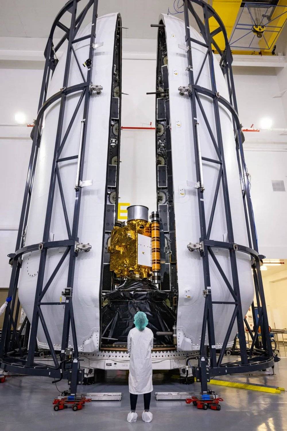 DART探测器，与封装它的火箭整流罩相比，小到不成比例 | NASA/Johns Hopkins APL/Ed Whitman<br>