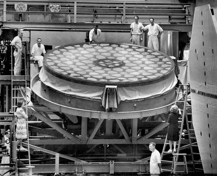 1945年12月时处于抛光状态的Hale望远镜的主镜面。为了减轻重量，它的后面被挖空为蜂巢结构。图片来源：[4]<br label=图片备注 class=text-img-note>
