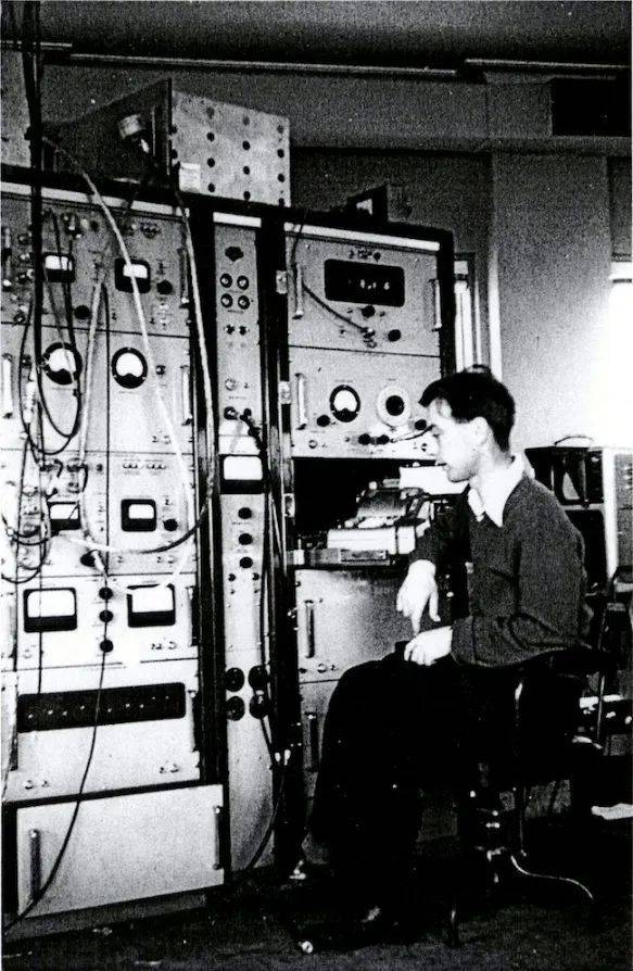 20世纪50年代，正在班克天文台（Jodrell Bank Observatory）观测的哈扎德。图片来源：[11]<br label=图片备注 class=text-img-note>