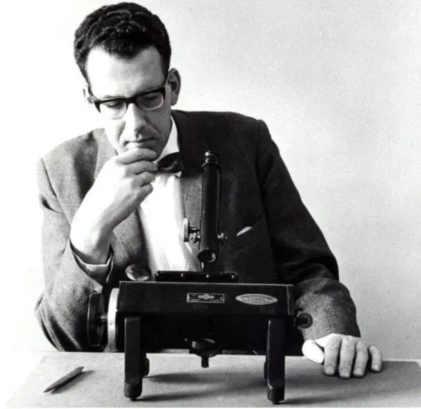 1965年，使用显微镜测量光谱的施密特。图片来源：[18]