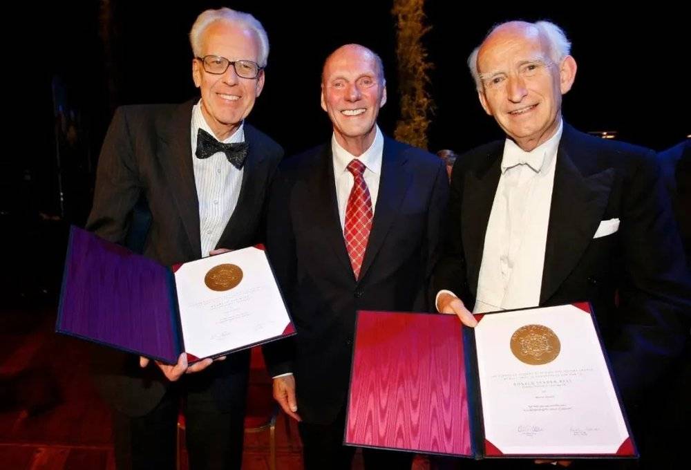 2008年，施密特（左）与林登-贝尔（右）领取首届科维里天体物理学奖。图片来源：[28]