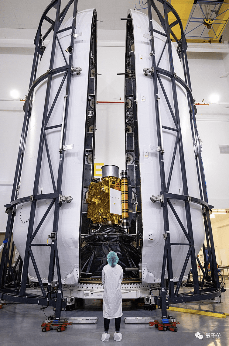 图源NASA：DART探测器与封装它的火箭整流罩相比，非常迷你<br>