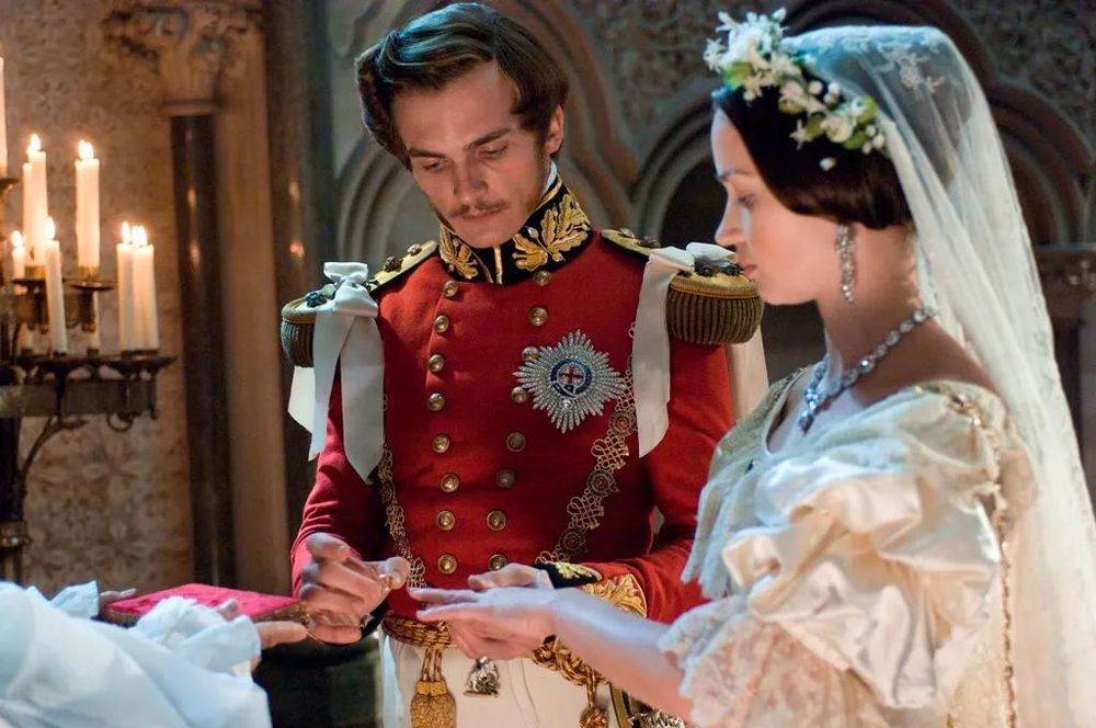 影视剧中，阿尔伯特亲王与维多利亚女王大婚。来源/英剧《维多利亚》截图<br>