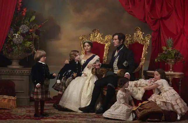英剧《维多利亚》模仿油画《维多利亚女王的家庭》拍摄的剧照。<br>