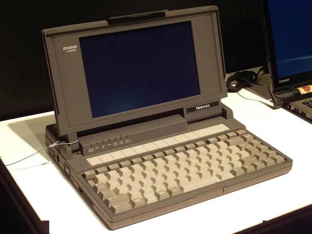 1989年，东芝开发出世界上第一款真正意义上的笔记本电脑 dynabook J-3100 SS001<br label=图片备注 class=text-img-note>