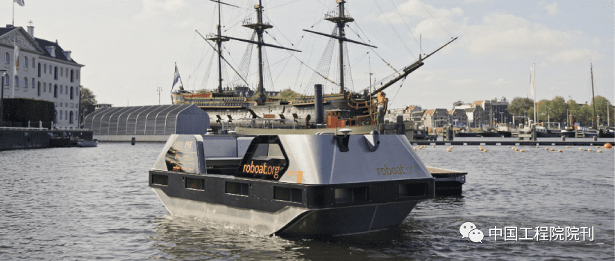 图1. 2021年，一艘无人船在阿姆斯特丹的一次测试中绕着障碍物行驶。船体质量为1200 kg，由4个电力发动机驱动，可以运载多达5人或1500 kg的货物。来源：Pietro Leoni/MIT（公有领域）。<br>