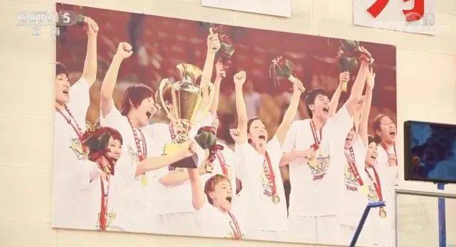 许利民为激励女篮在球馆中挂上日本夺冠照片 图片来源：CCTV<br>