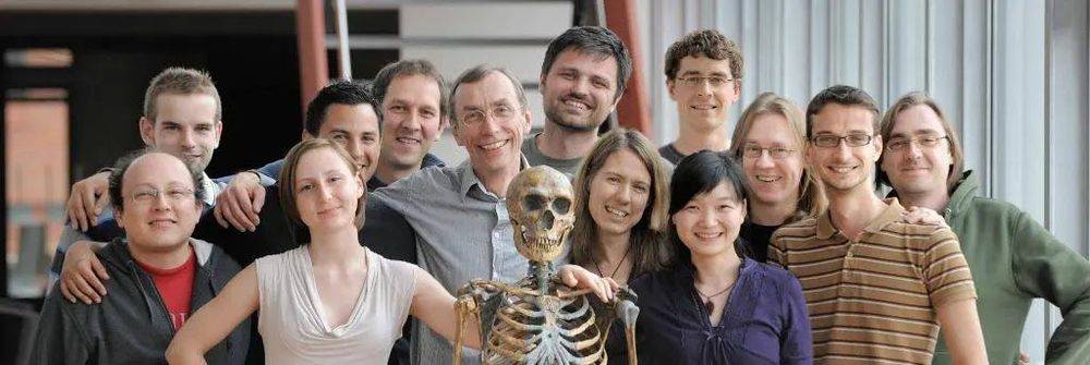 斯万特·帕博与他的研究团队和“尼人”的合影，其中一排右二的华人就是目前在国内从事古DNA研究的付巧妹，也是斯万特·帕博的学生 | 图源：nomisfoundation.ch