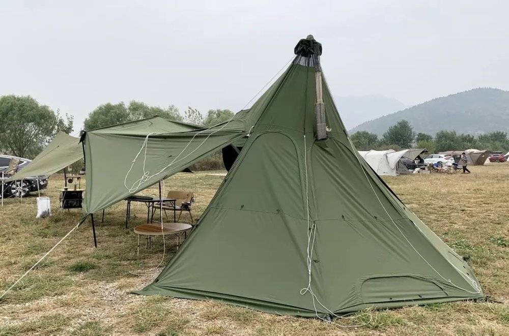 营地里的餐厅会客厅（上）和各式帐篷（下）