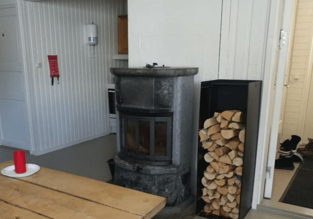 某些欧洲家庭早在夏季就开始清理家里的壁炉和烟囱，为今年冬季烧柴取暖做好准备<br>