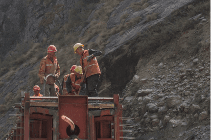 中国工人在中尼边界的热索瓦根底为预定连接两国的铁路建造一座桥。来源/Nabin Baral<br>