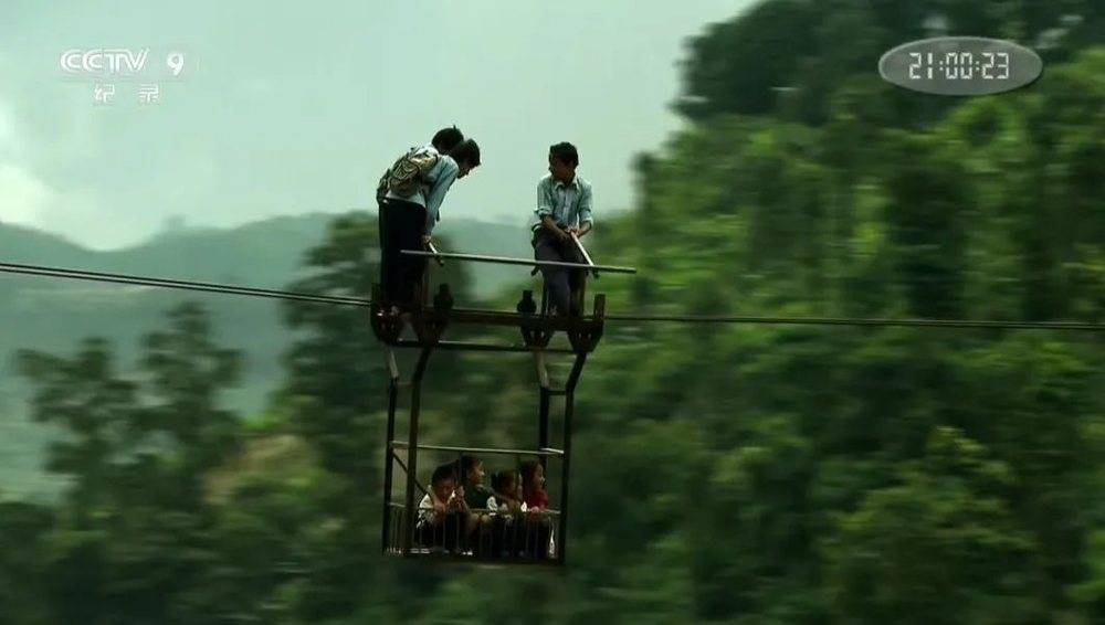 “飞跃”河流上学的尼泊尔儿童。来源/纪录片《翻山涉水上学路》截图<br>