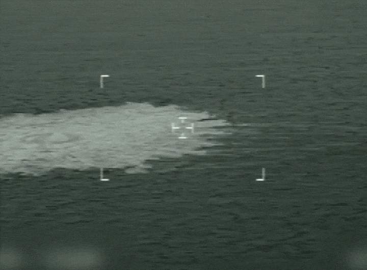 丹麦国防网站发布管道泄漏处海面航拍视频截图<br>