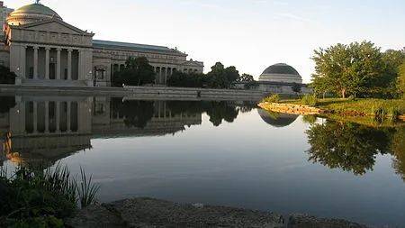 德雷克童年时经常造访的科学与工业博物馆是世界上最大的科学馆之一，是芝加哥最著名的人文景点之一。