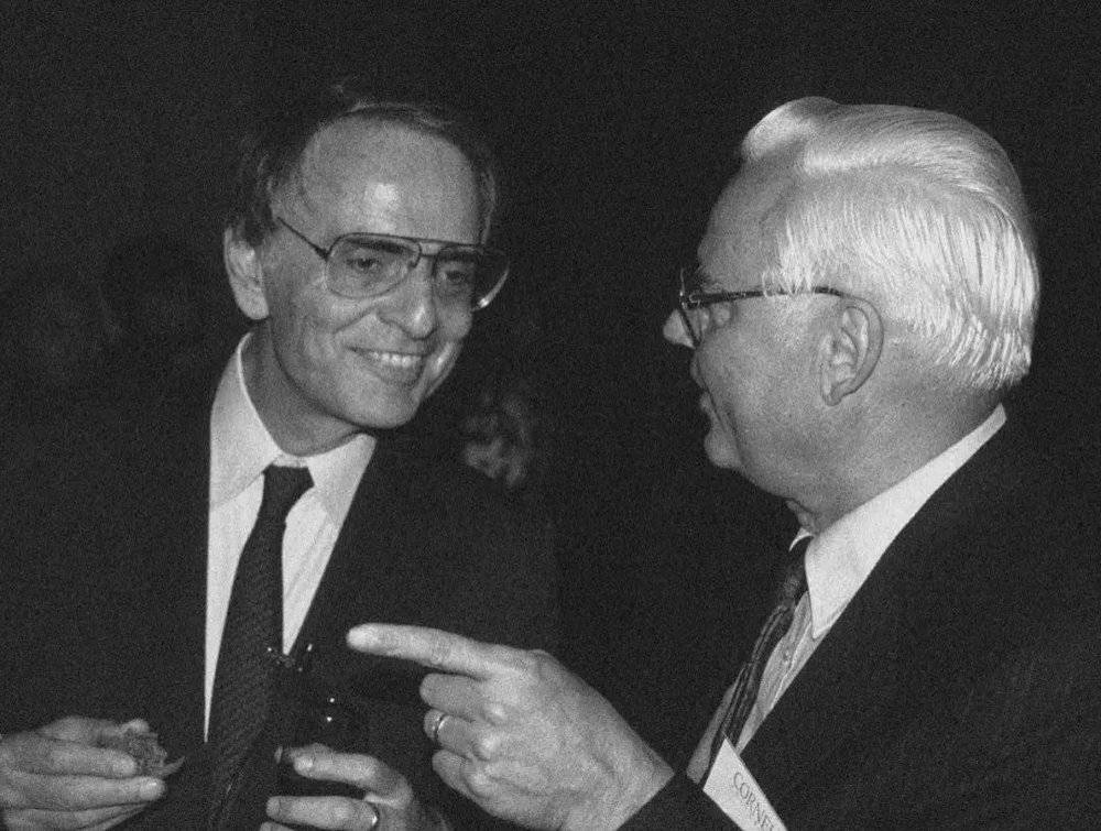 1994年，卡尔·萨根（左）与德雷克（右）。卡尔·萨根，著名美国天文学家、天体物理学家、宇宙学家、科幻小说及科普作家，天文生物学家先驱。