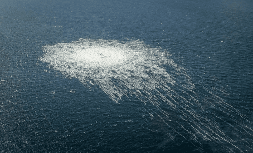 丹麦军方9月27日公布“北溪”天然气管道海上管线在丹麦博恩霍尔姆岛附近泄漏的现场照片。<br>
