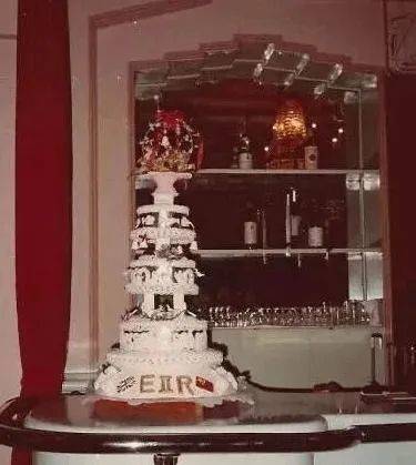 红宝石为英国女王定制的奶油大蛋糕，上面写着女王称谓的缩写“EIIR”<br>