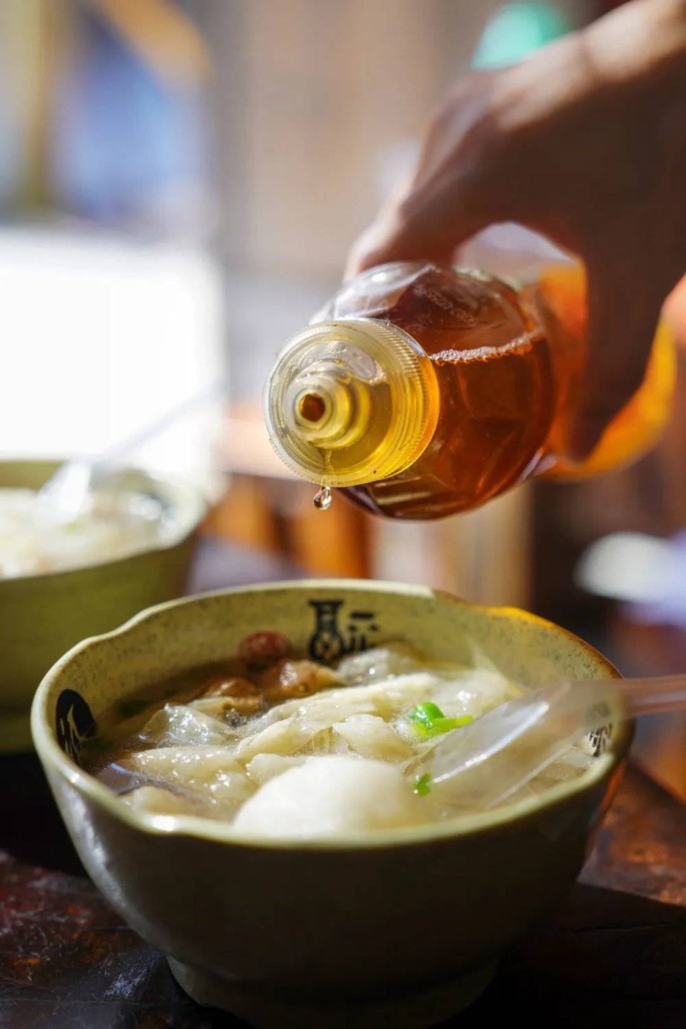福州小吃的代表之一鱼丸，便可用虾油调味增鲜。