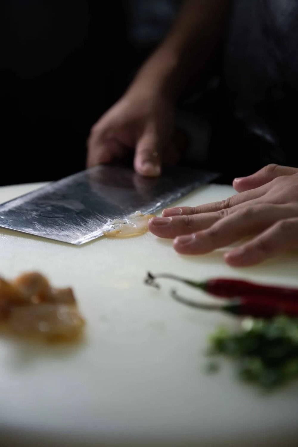 每一种福州味道，制作技法都非常精细。图为聚春园螺片刀工。