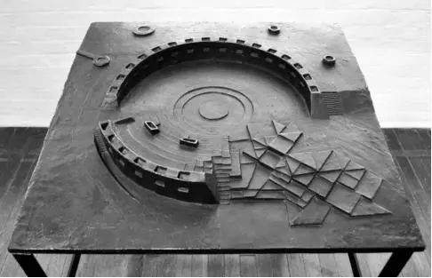 ▲希望在滨河公园丘陵地带设计的游乐场模型，1960-1966年<br>
