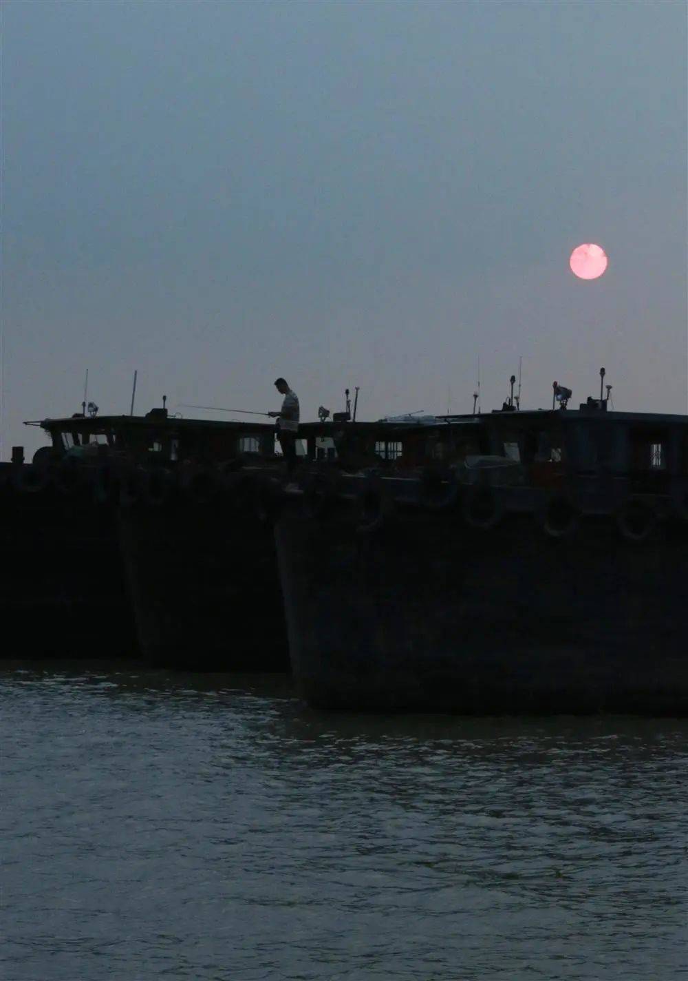 夕阳西下，船员们正把船停在祥云码头的休息区。冯蕊 摄