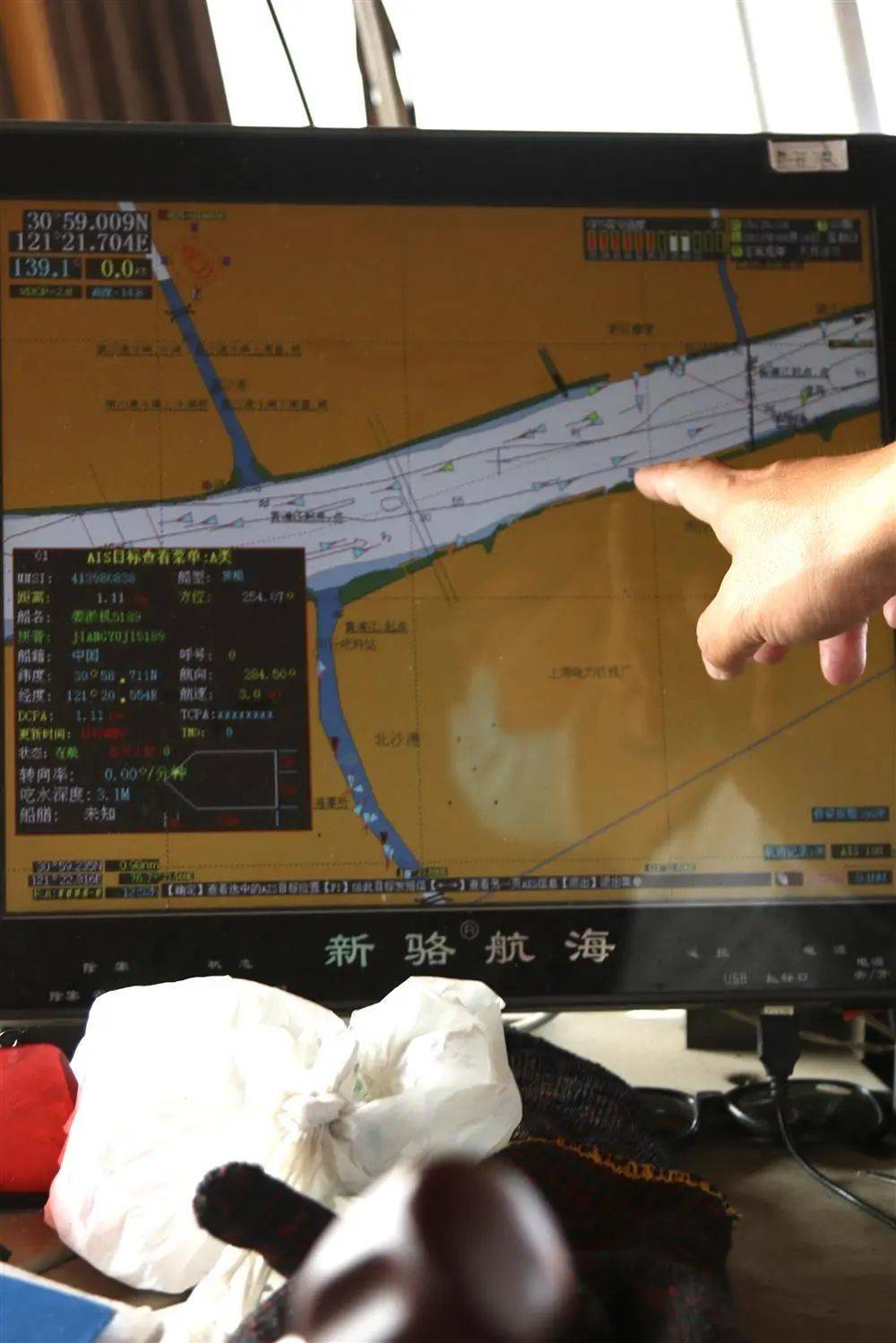 许多船已经装有智能化的GPS系统。冯蕊 摄