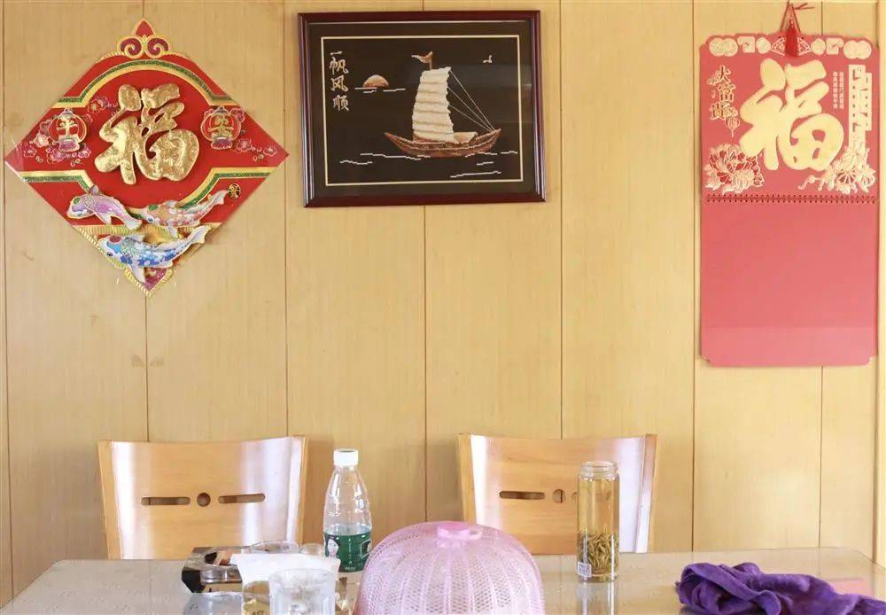船里的客厅装饰精美，墙上的刺绣由沈春华朋友亲手制作。冯蕊 摄