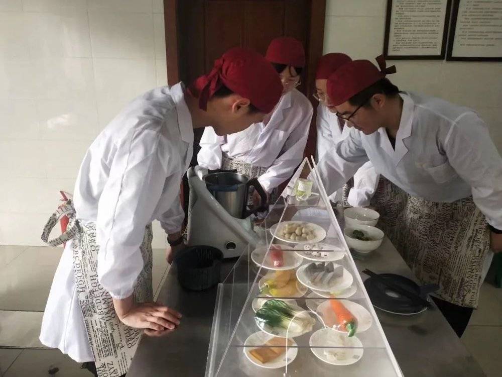 杨晨和同学在实验室中烹饪营养餐。｜图源受访者