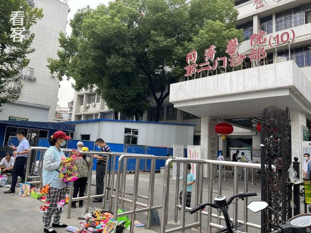 吴恩惠和客户约见的医院门口 ，小商贩聚在这里卖给孩子玩具<br>