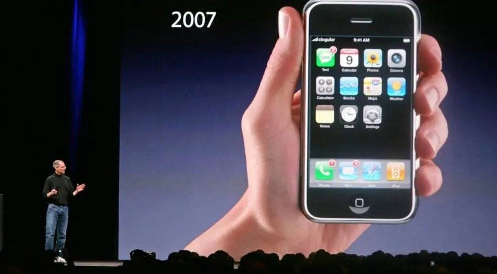 2007 年 MacWorld 大会上正式发布 iPhone 图片来自：Mashable<br label=图片备注 class=text-img-note>